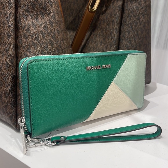 MICHAEL KORS LARGE TRAVEL CONTINENTAL WRISTLET WALLET PHONEHOLDER Palmetto Green - Picture 1 of 16